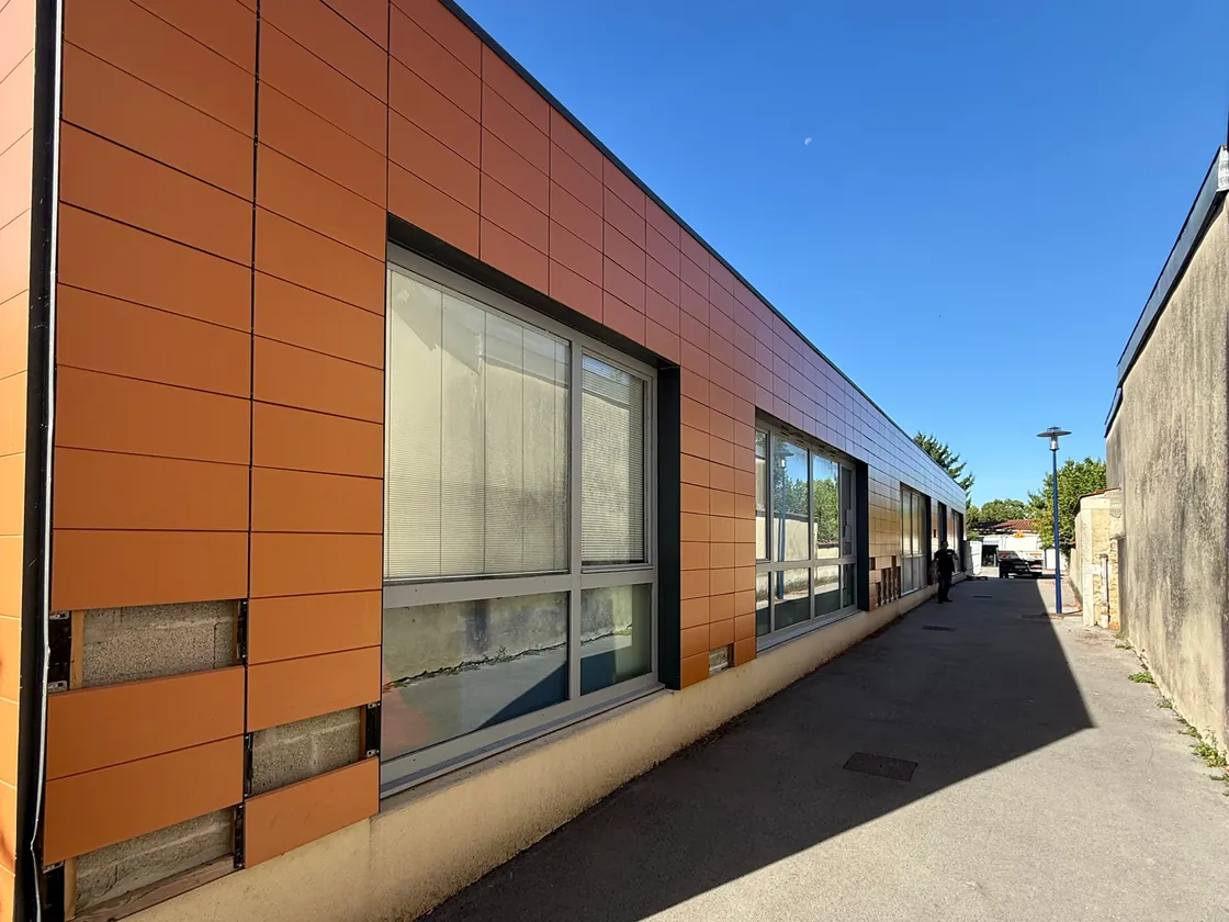 L'ancien bardage terre cuite de l'école de Viriat avant travaux, vue le long de l'allée