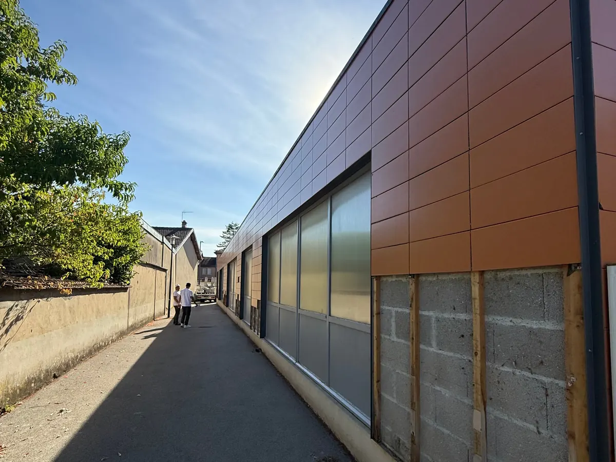 École de Viriat avant travaux : ancien bardage terre cuite abîmé, panneaux du bas manquants