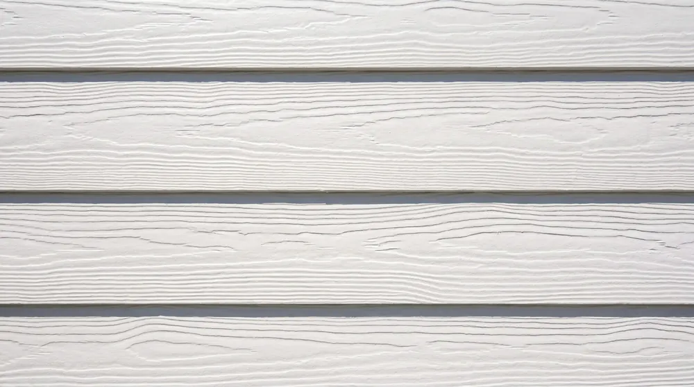 Bardage fibrociment en clins blancs, veinage bois en relief