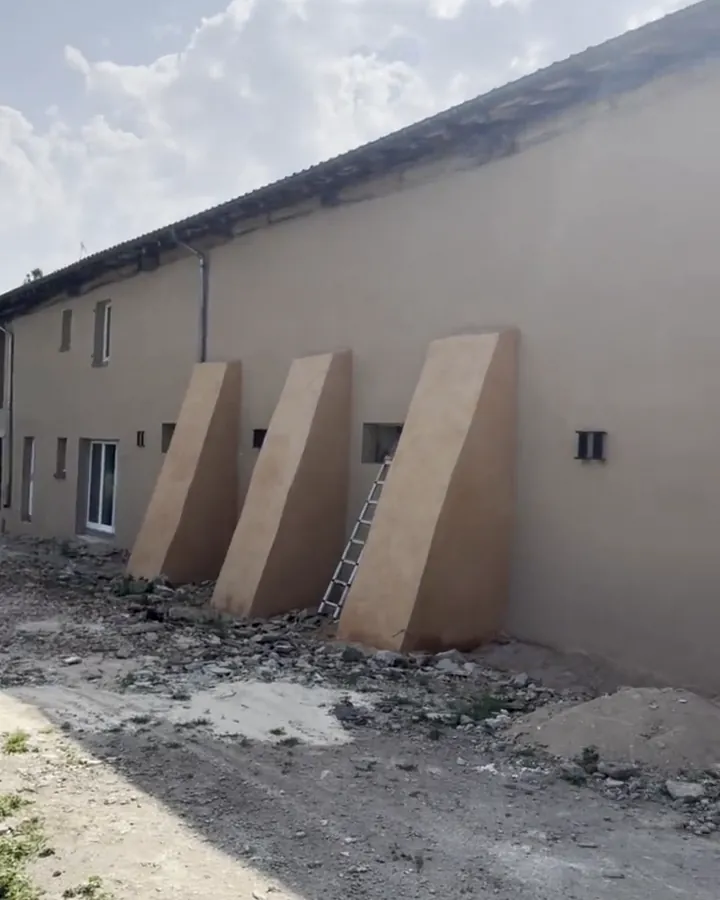 Après : bâtiment en pisé enduit à la chaux par NFR