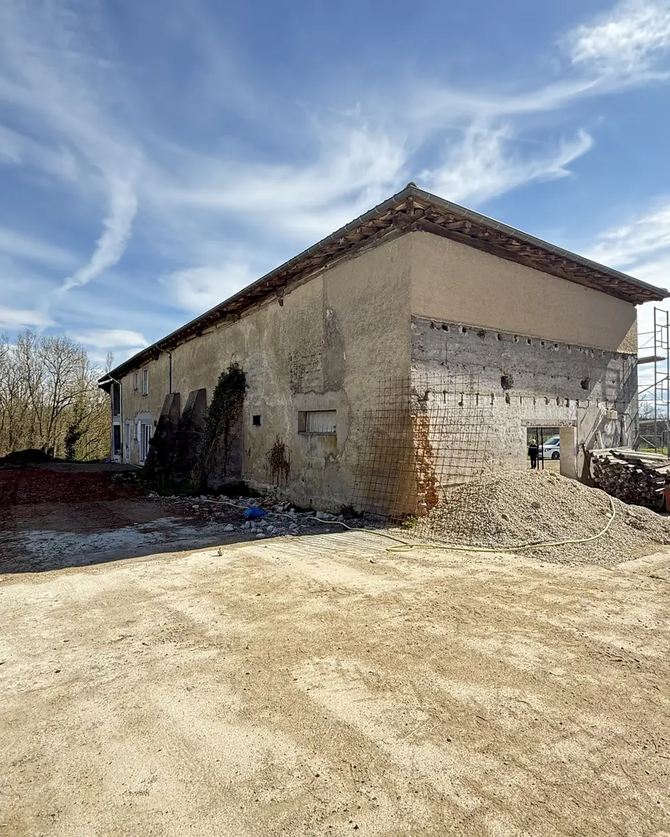 Avant : mur en pisé nu, avant l'enduit à la chaux, chantier NFR à Sandrans (Ain)