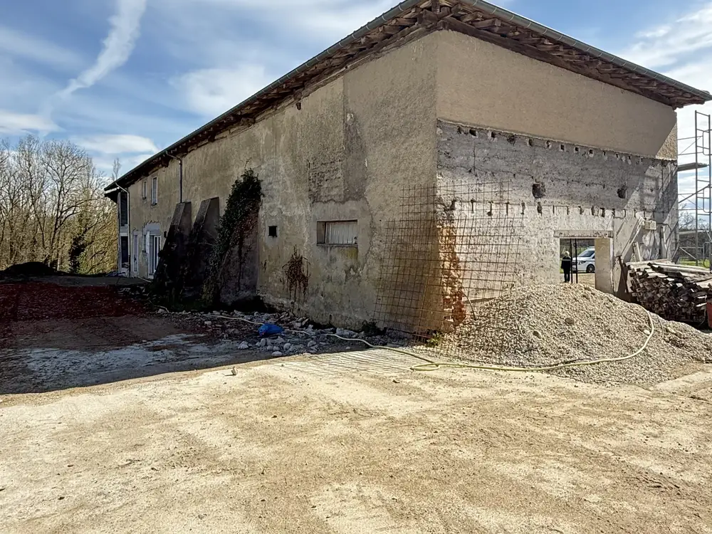 Pignon ancien à l'enduit piqué, treillis d'armature posé avant de ré-enduire, chantier NFR