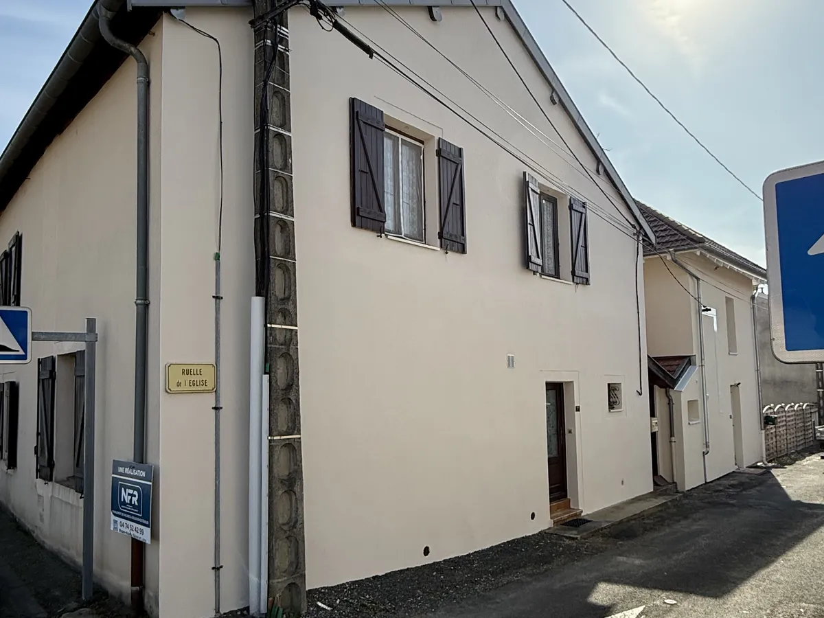 Maison à la façade repeinte par NFR, finition claire et hydrofuge, chantier à Lent (Ain)