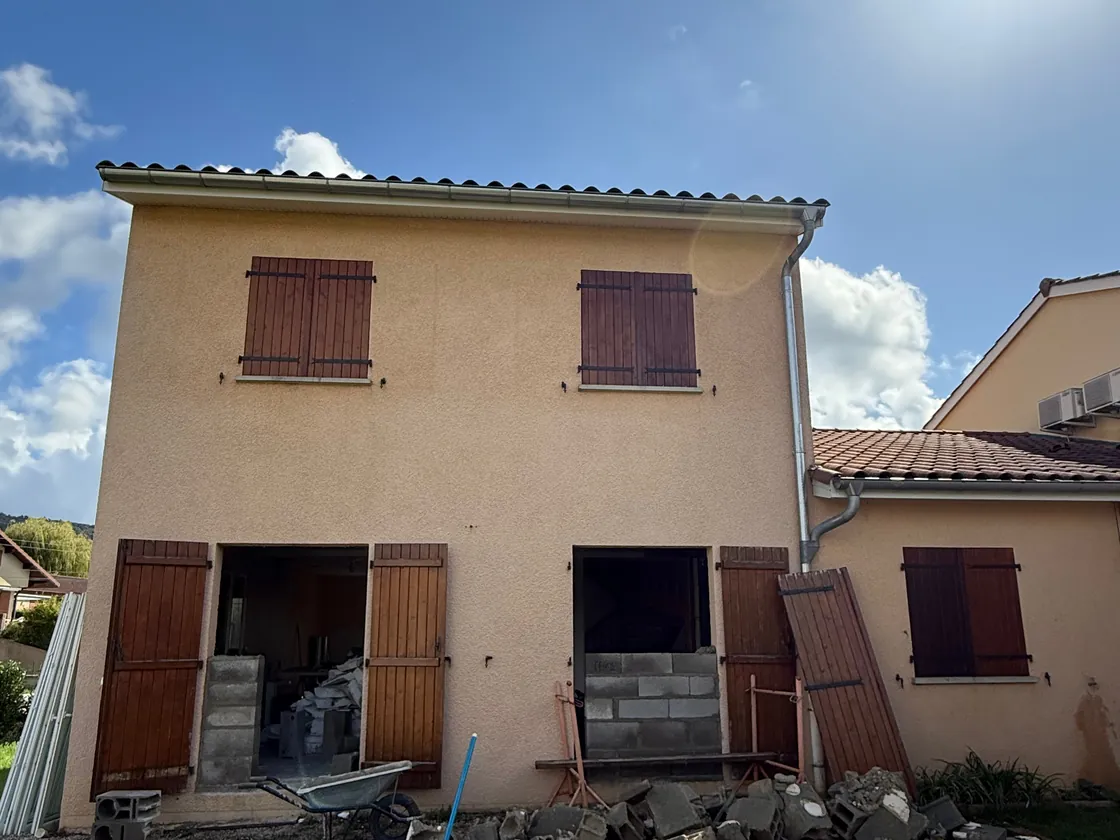 Avant : façade arrière fatiguée, enduit terni avant ravalement (chantier NFR, Ceyzériat)