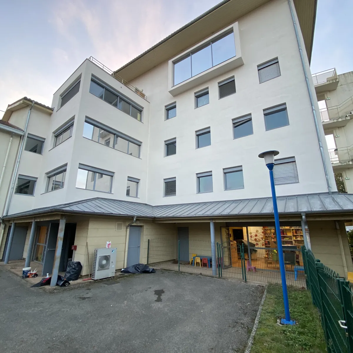 Immeuble à la façade repeinte par NFR, finition claire et nette, chantier à Châtillon (Ain)