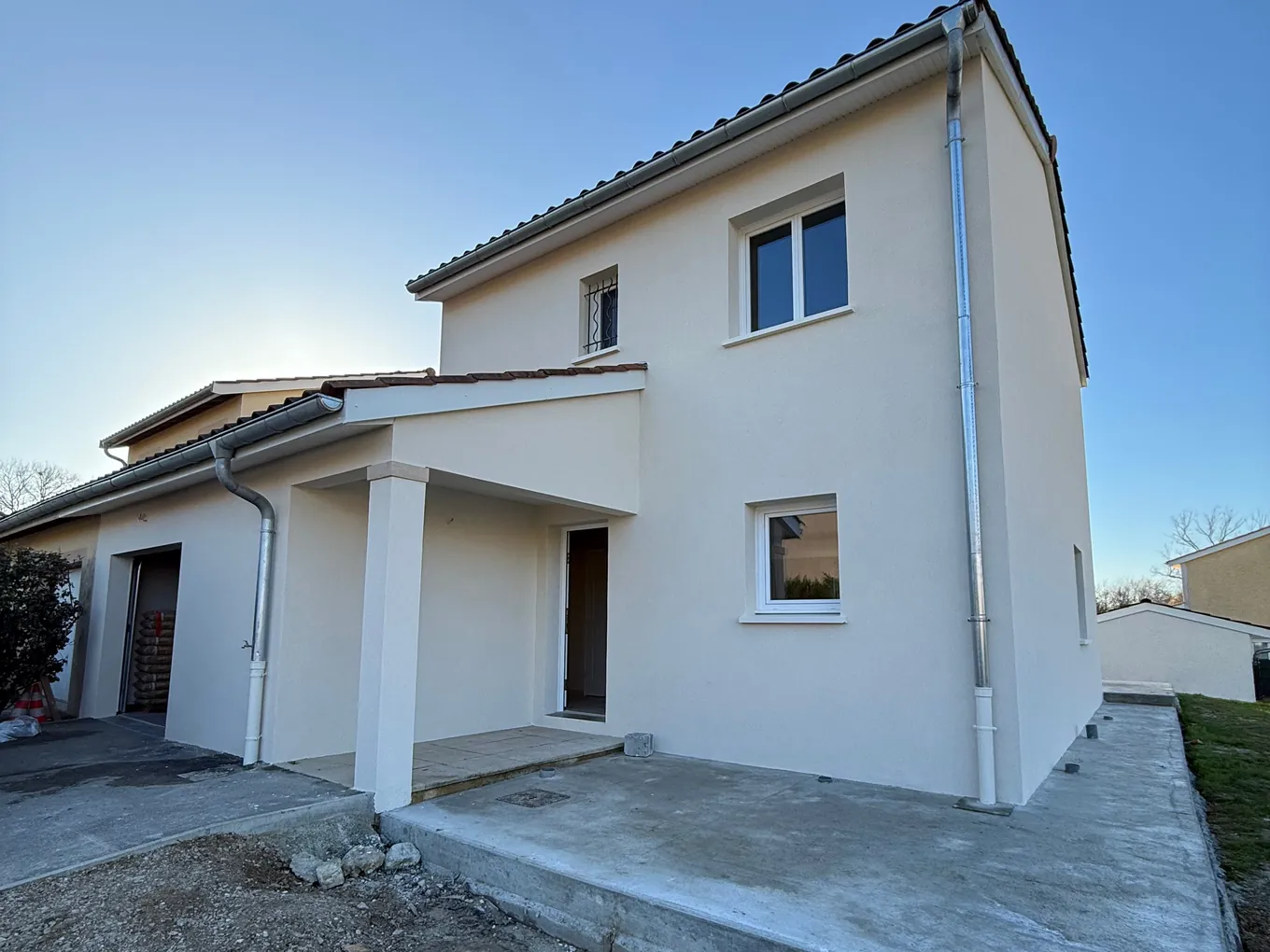 Maison rénovée par NFR à Ceyzériat : façade ravalée, enduit de finition neuf