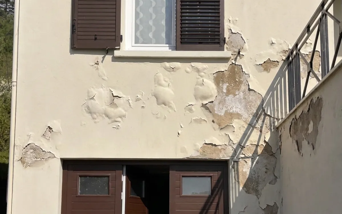 Illustration : enduit de façade qui cloque et se décolle par plaques