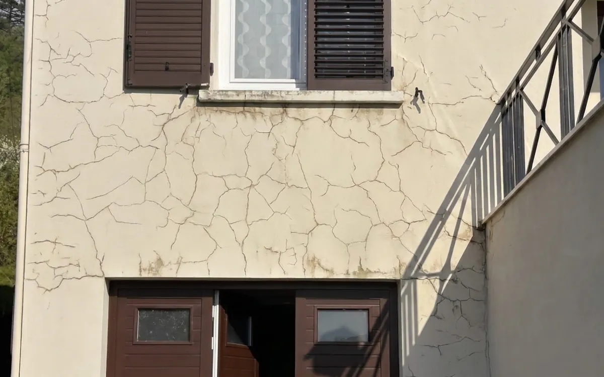 Illustration : faïençage en toile d'araignée sur un enduit de façade