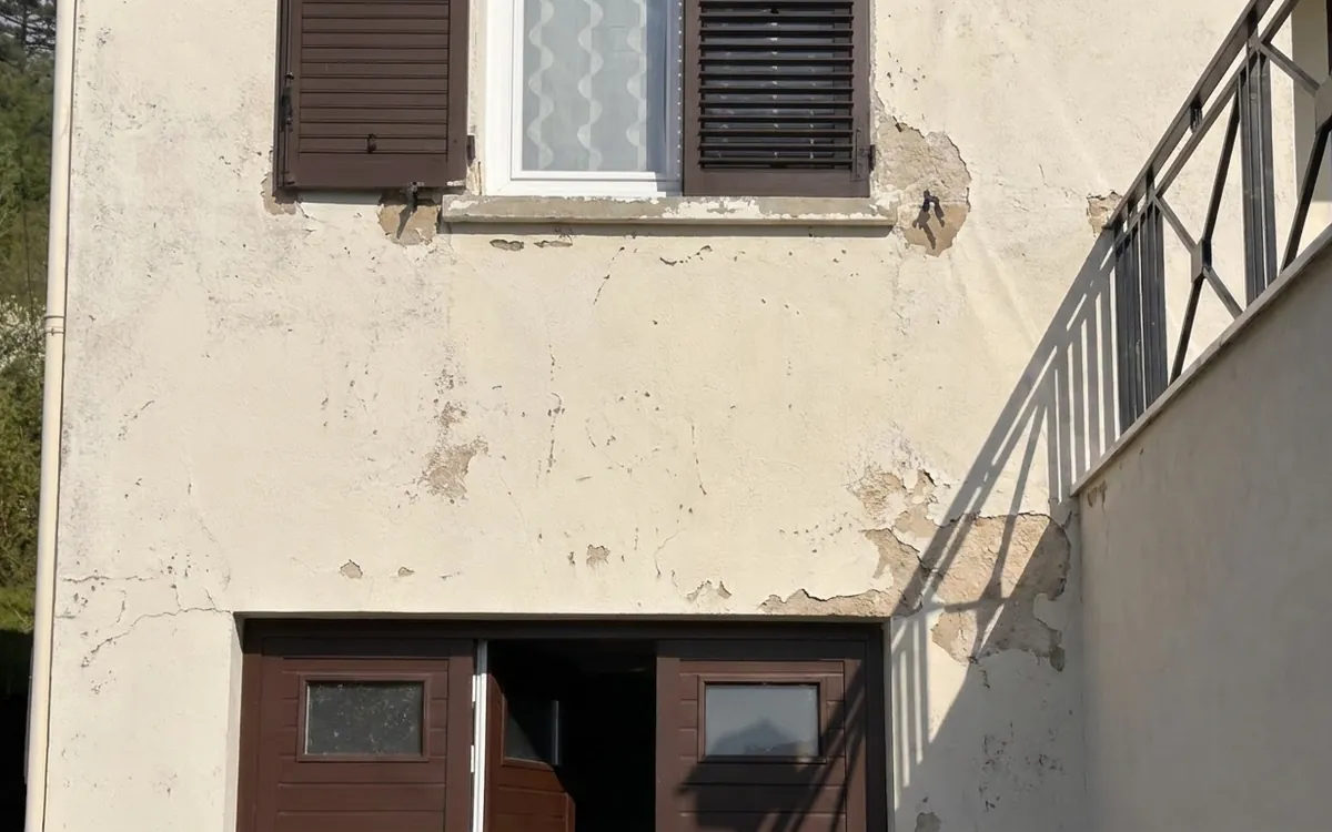 Illustration : enduit de façade pulvérulent qui farine et s'effrite par plaques