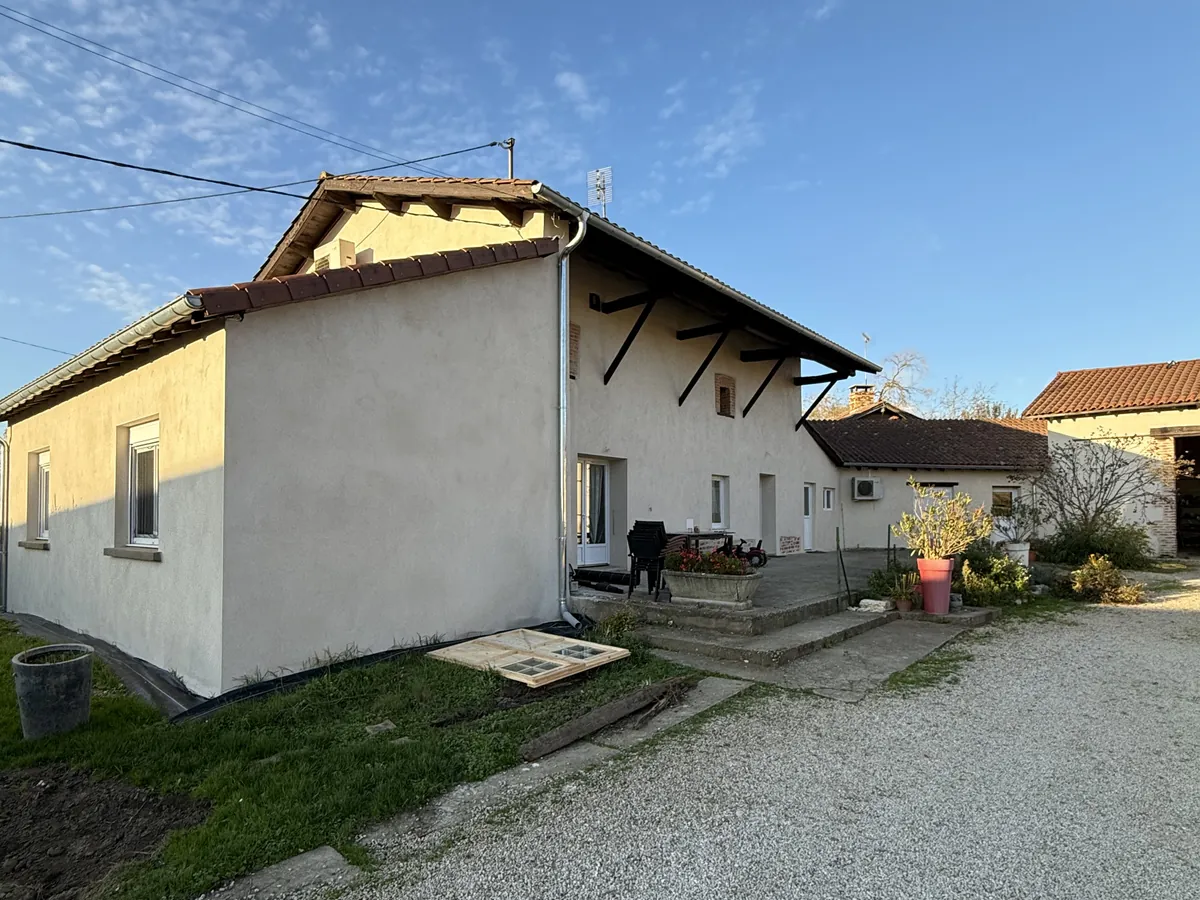 Maison en pisé rénovée par NFR, enduit neuf sur mur en terre crue, chantier à L'Abergement (Ain)
