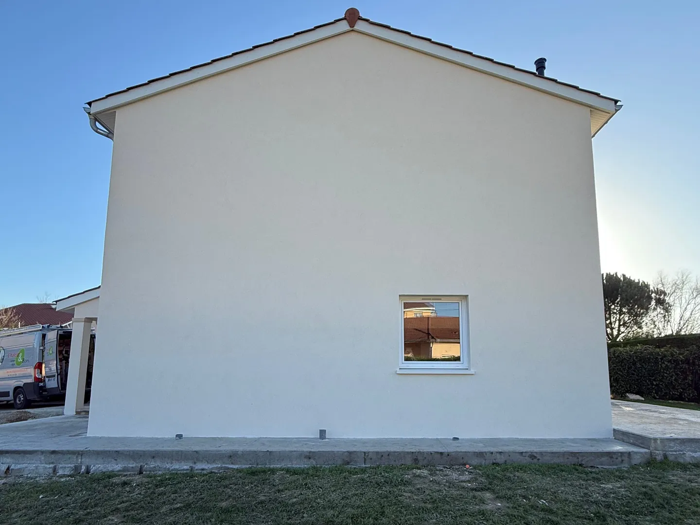 Le même pignon ravalé par NFR, enduit neuf et façade nette, à Ceyzériat