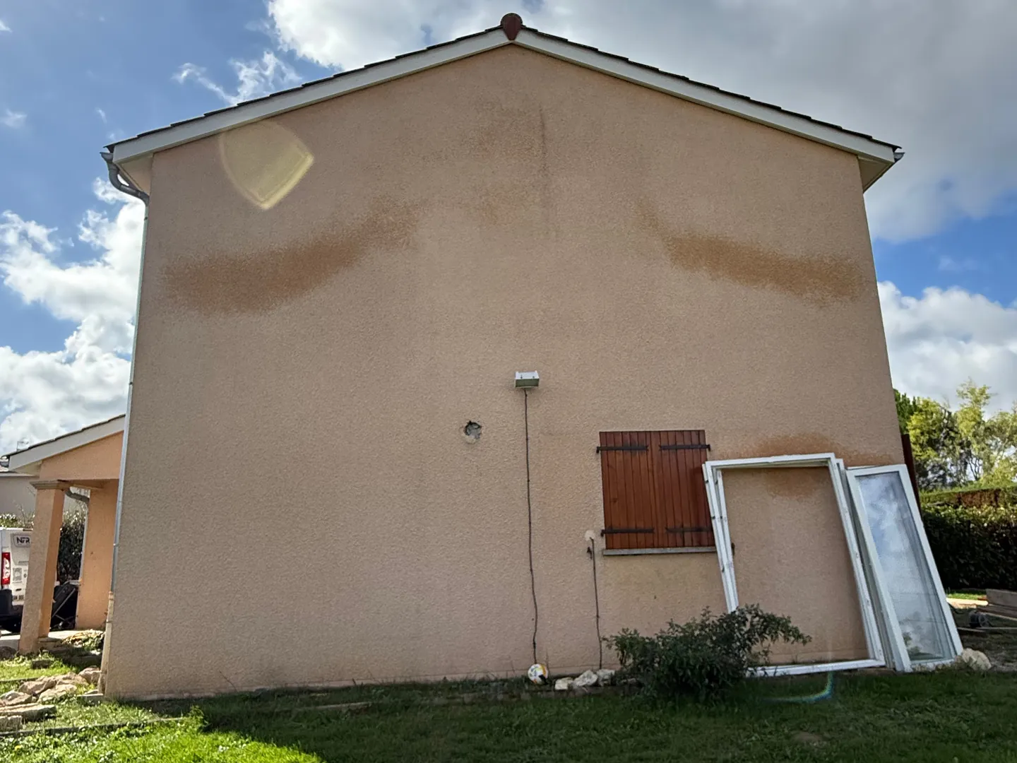 Pignon sali et enduit terni avant ravalement, maison à Ceyzériat