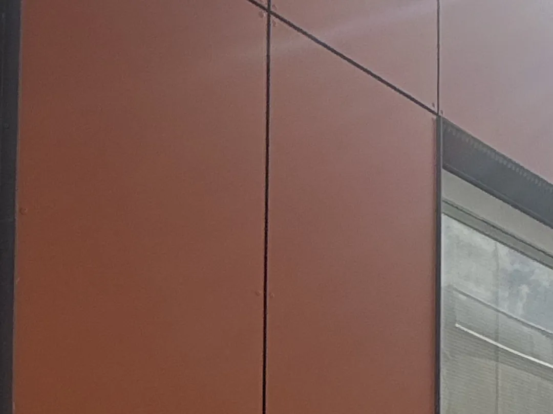 Panneaux de bardage composite teinte terre cuite posés par NFR sur l'école de Viriat, joints fins et réguliers