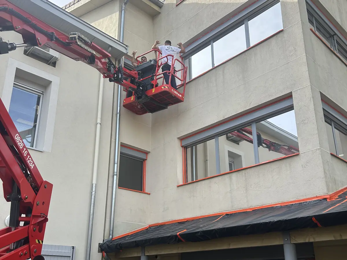 Équipe NFR en nacelle sur la façade d'un immeuble à Châtillon-sur-Chalaronne