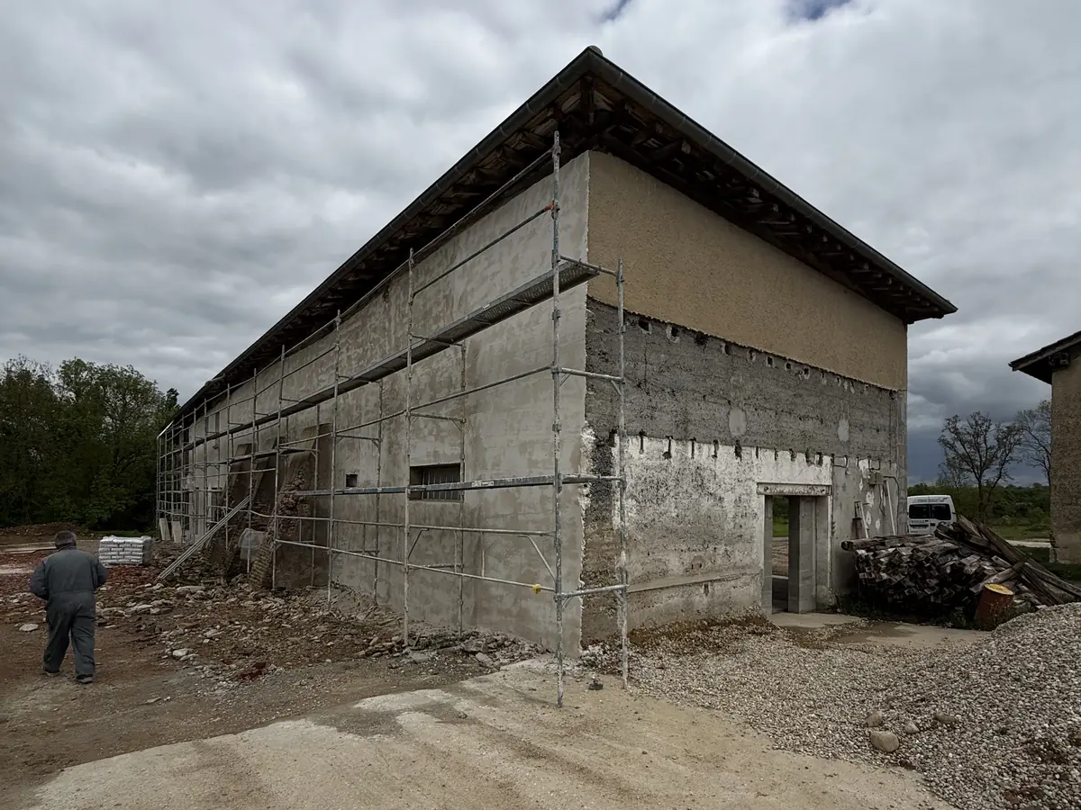 Pignon de grange repris, sous-enduit gris appliqué avant finition