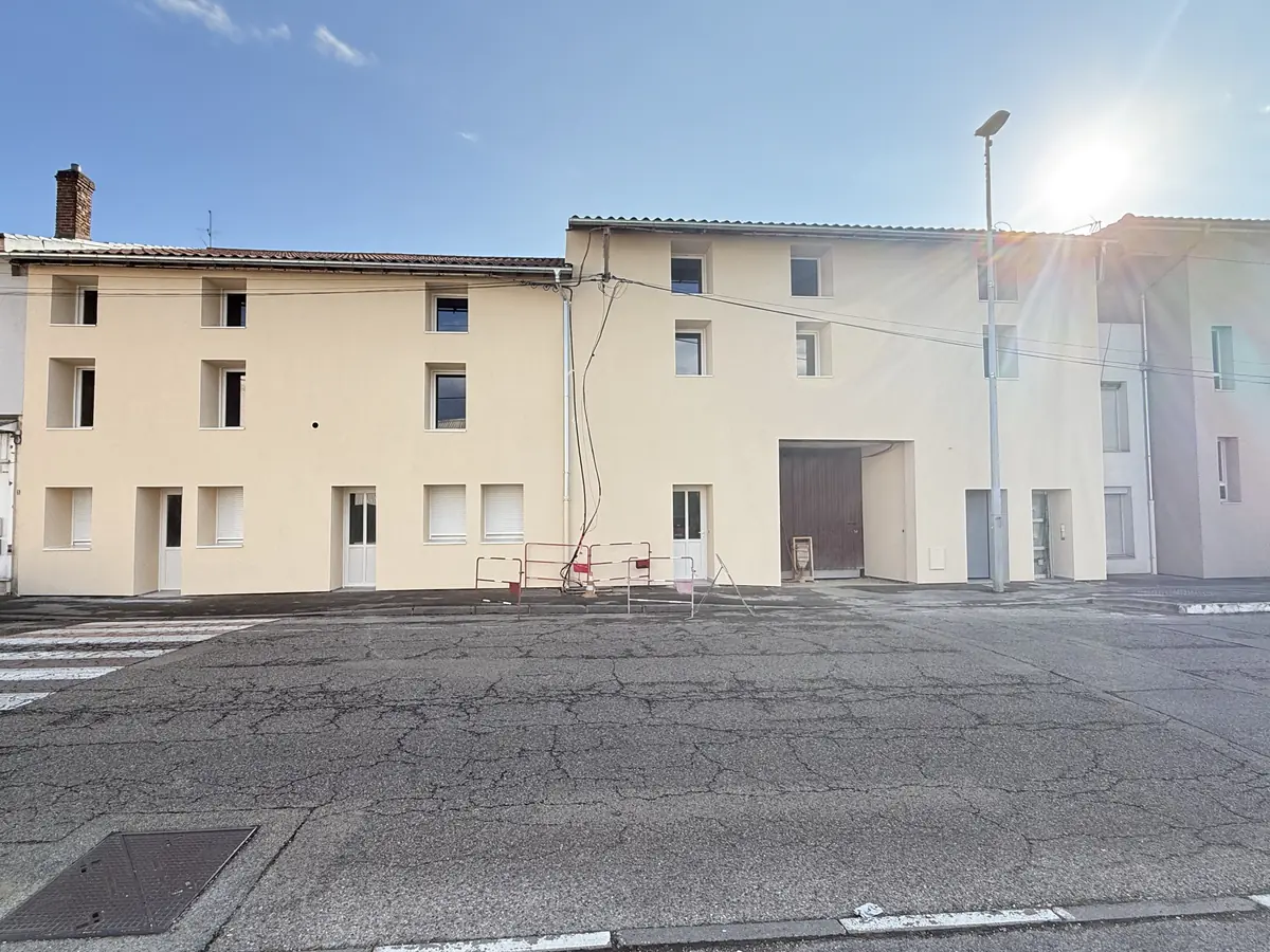 Façades isolées par l'extérieur et enduites en crème, fenêtres neuves