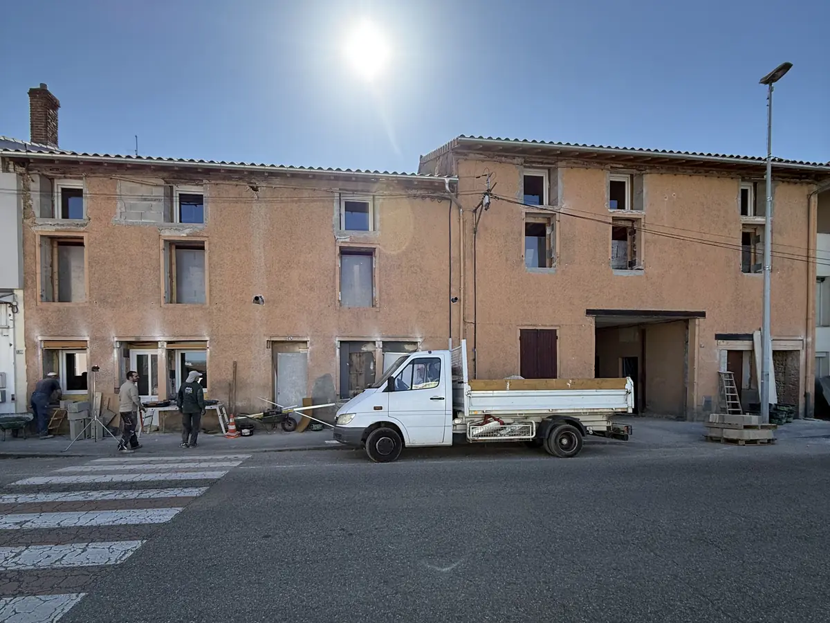 Avant : immeuble de Bourg-en-Bresse aux façades nues, avant isolation par l'extérieur