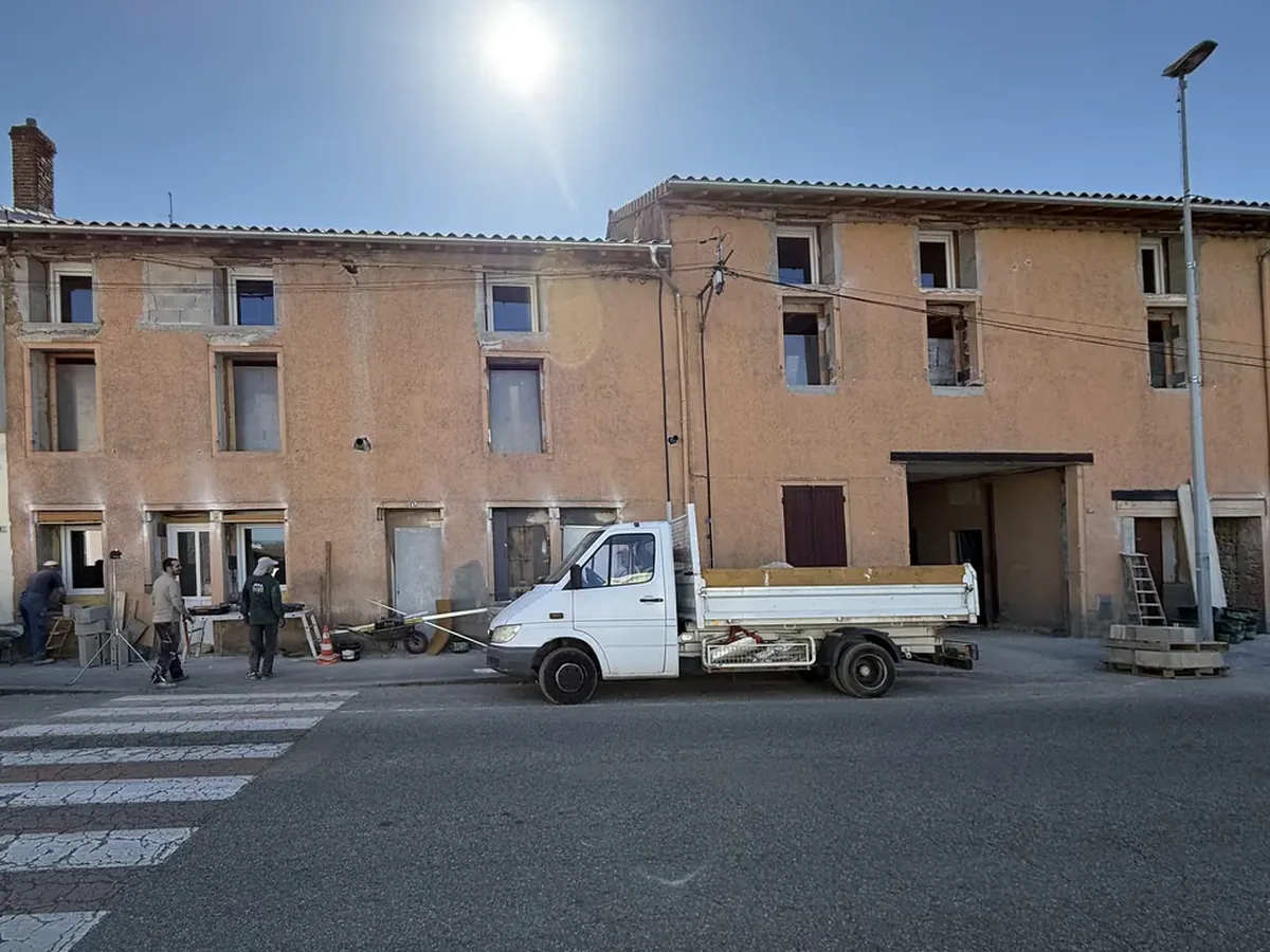 Immeuble de Bourg-en-Bresse aux façades nues, avant l'isolation par l'extérieur
