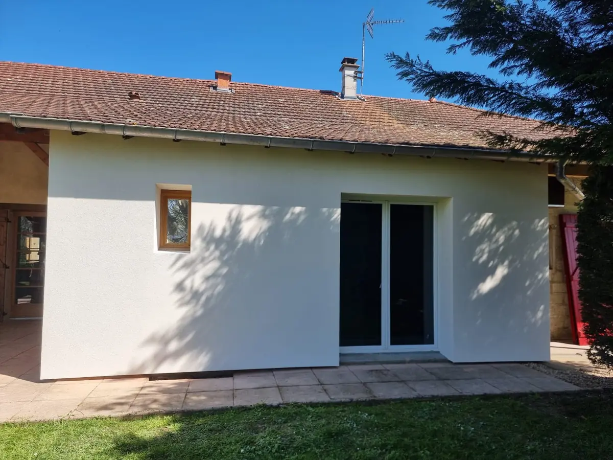 Maison à Bourg-en-Bresse après isolation par l'extérieur, enduit blanc et terrasse