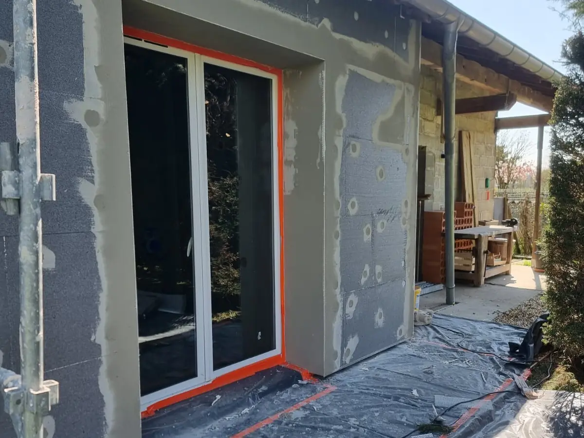 Isolant gris posé autour d'une baie vitrée, chantier NFR à Bourg-en-Bresse