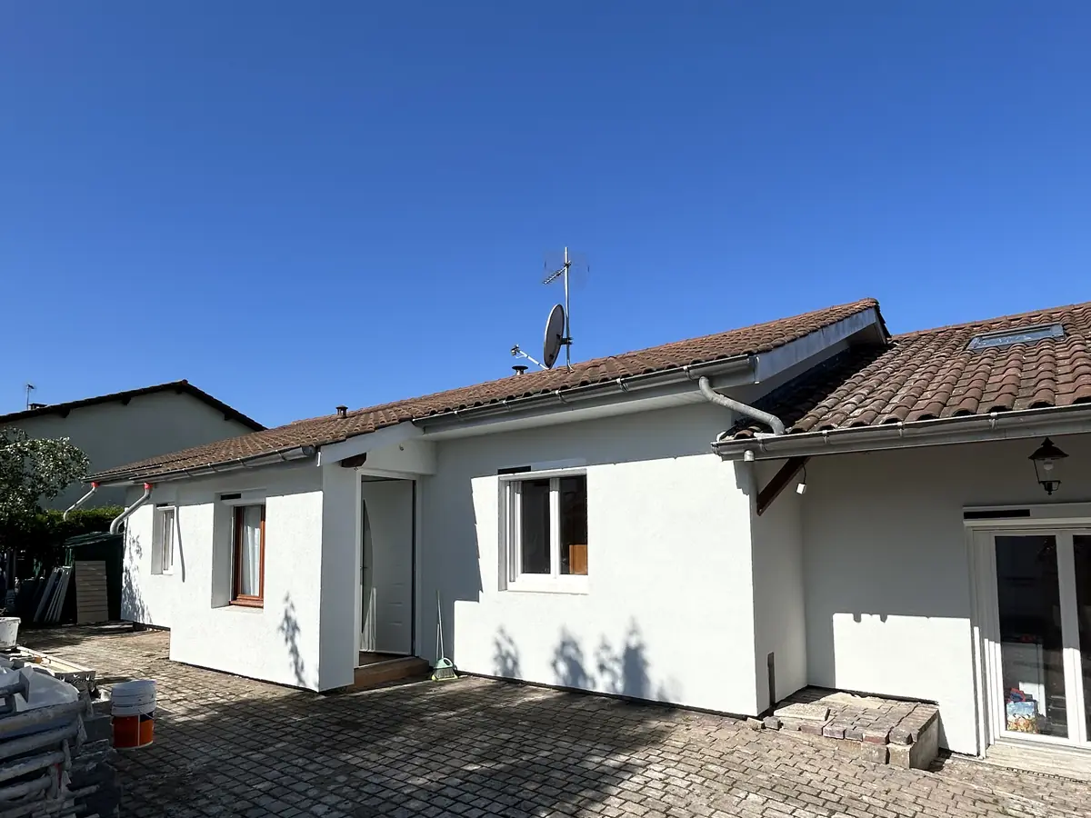 La même maison isolée et enduite en blanc par NFR à Saint-André-de-Corcy