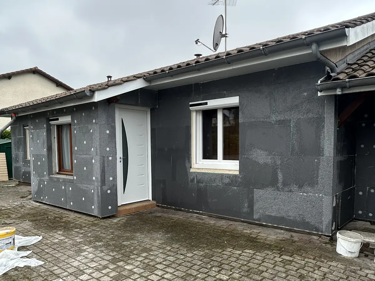 Maison de plain-pied à Villars-les-Dombes, panneaux isolants gris posés sur toute la façade avant l'enduit