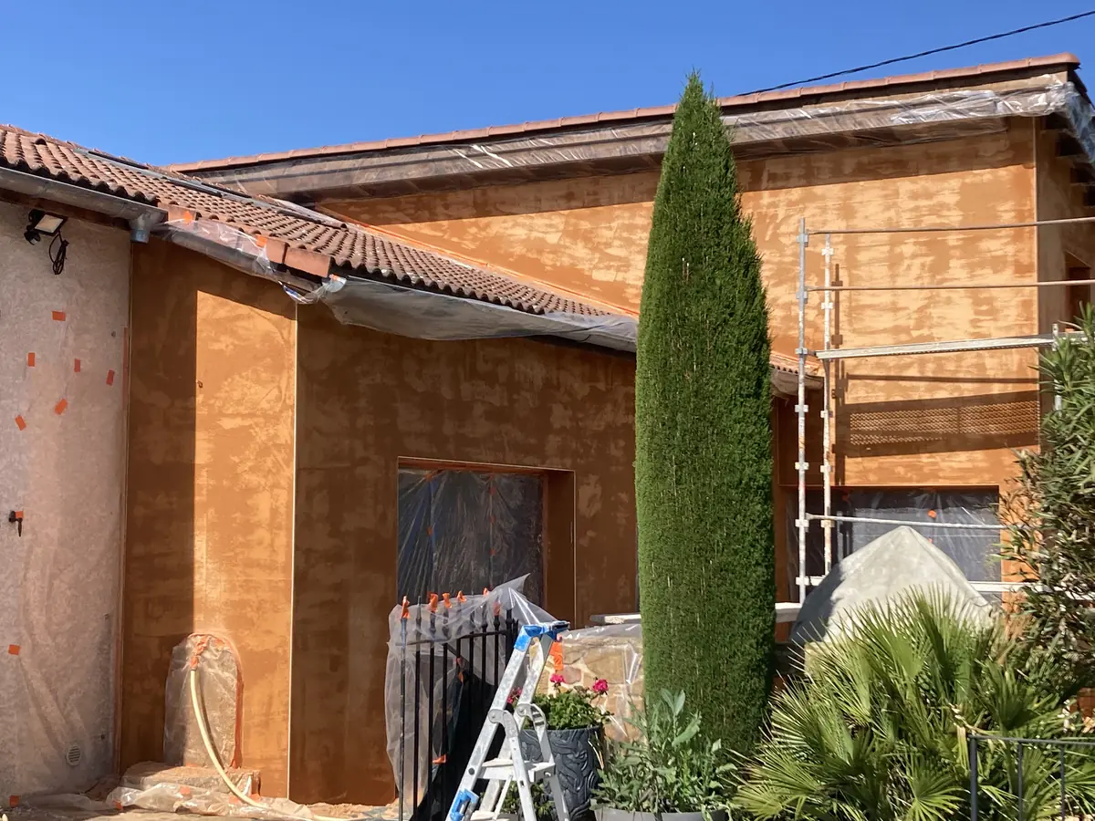 Panneaux de fibre de bois posés sur une maison en pierre à Attignat, chantier NFR