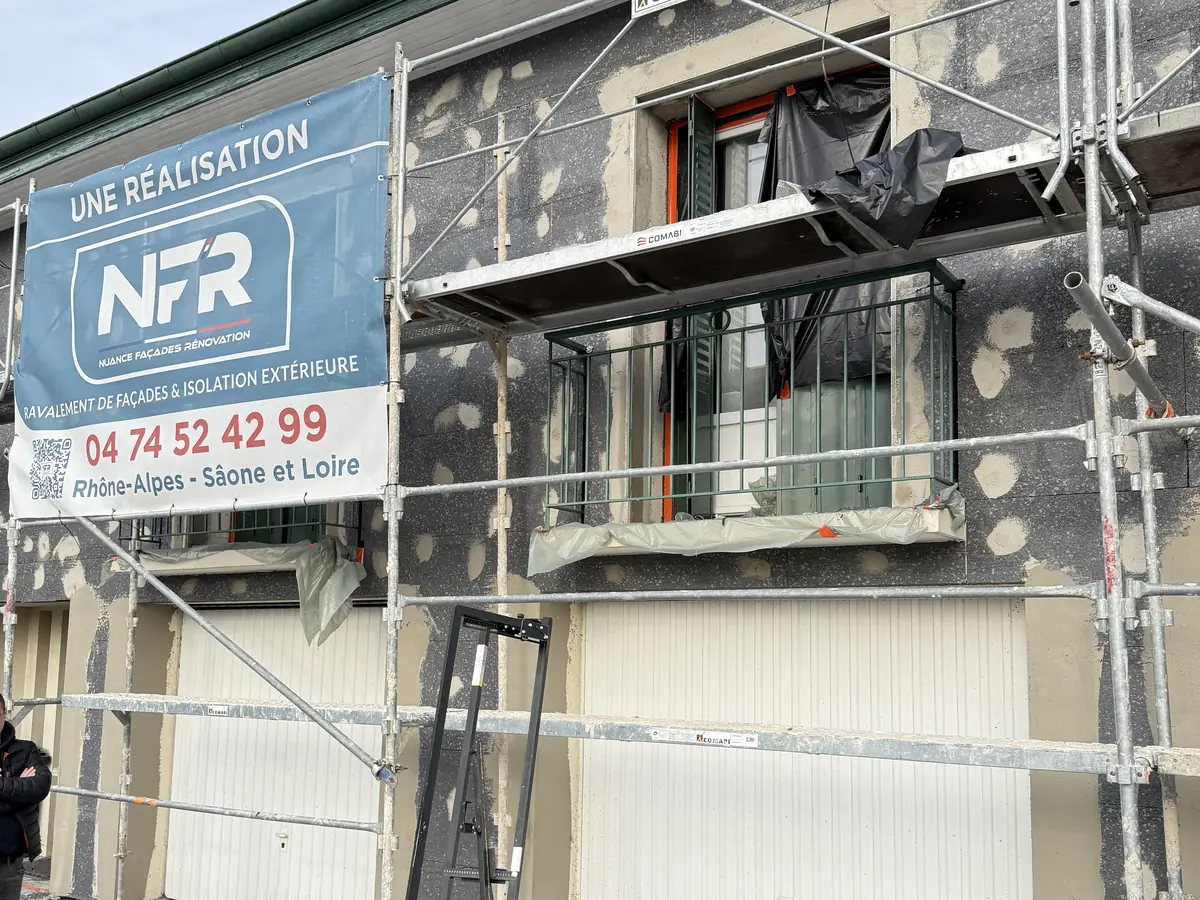 Immeuble à Péronnas sous échafaudage, isolant posé et banderole Une réalisation NFR