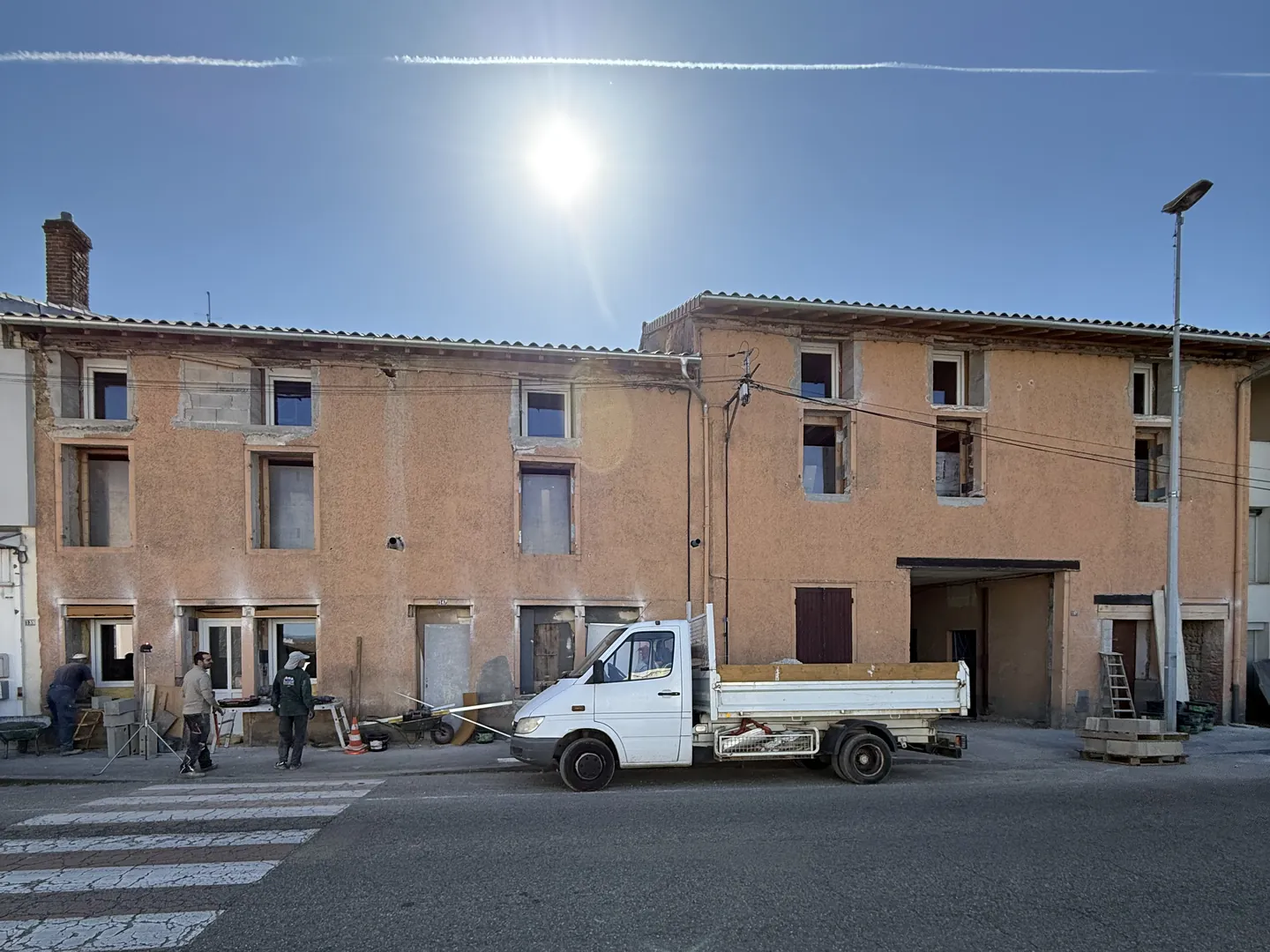 Immeubles mitoyens à Bourg-en-Bresse avant l'isolation par l'extérieur, ancien enduit orangé délavé