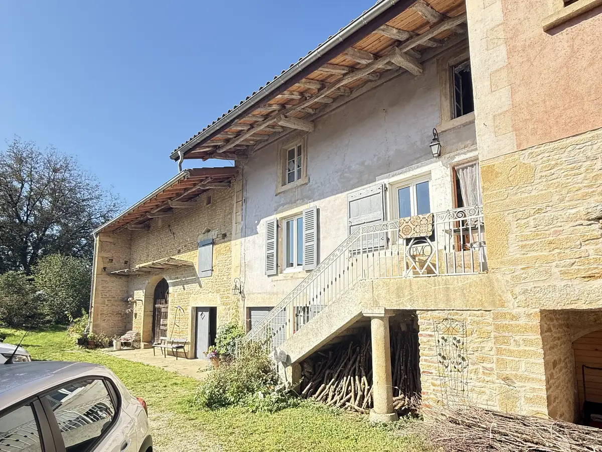 Façade côté cour de la ferme en pierre à Mézériat avant travaux