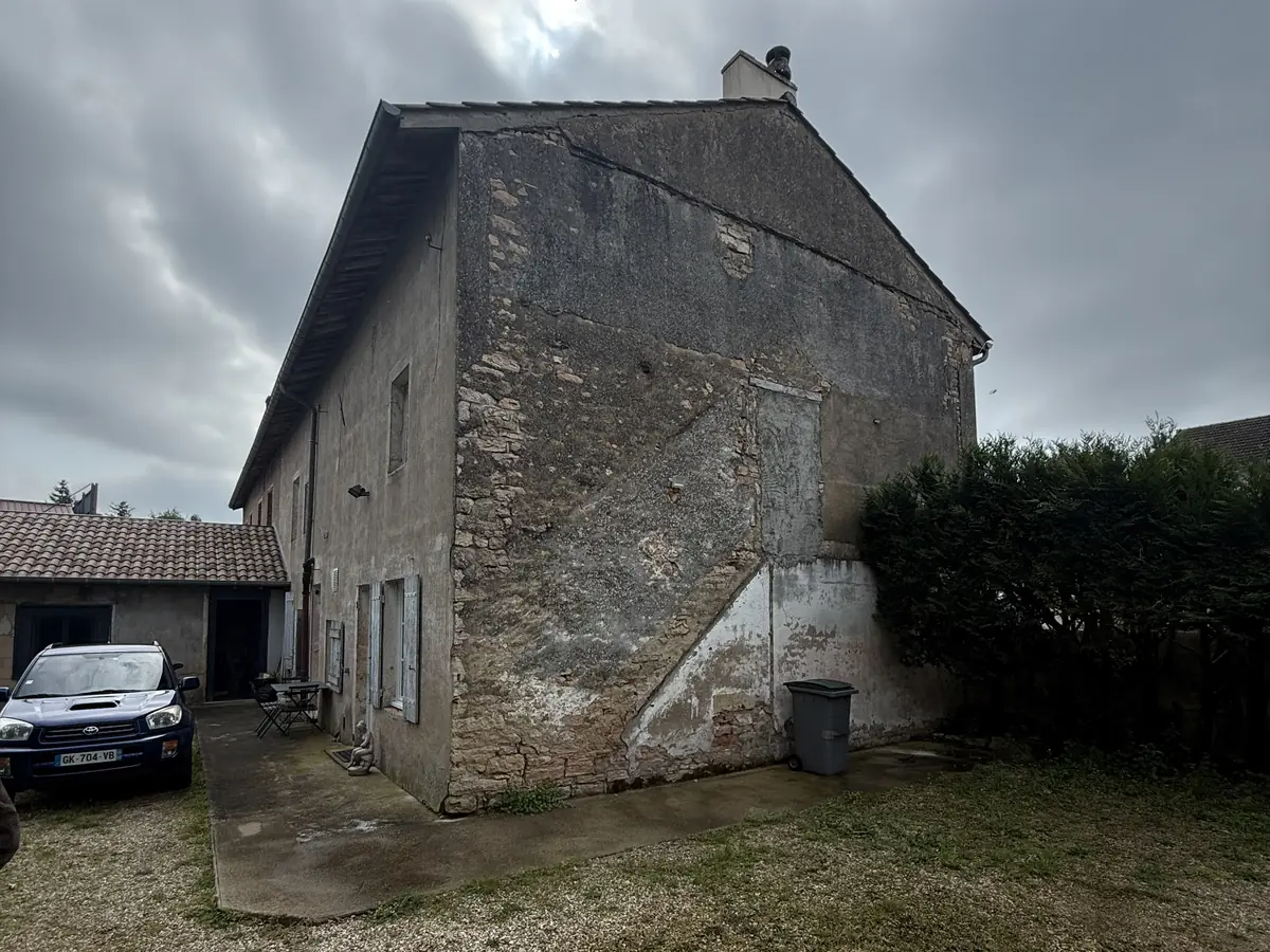 Maison en pierre à Attignat avant travaux, pignon et cour