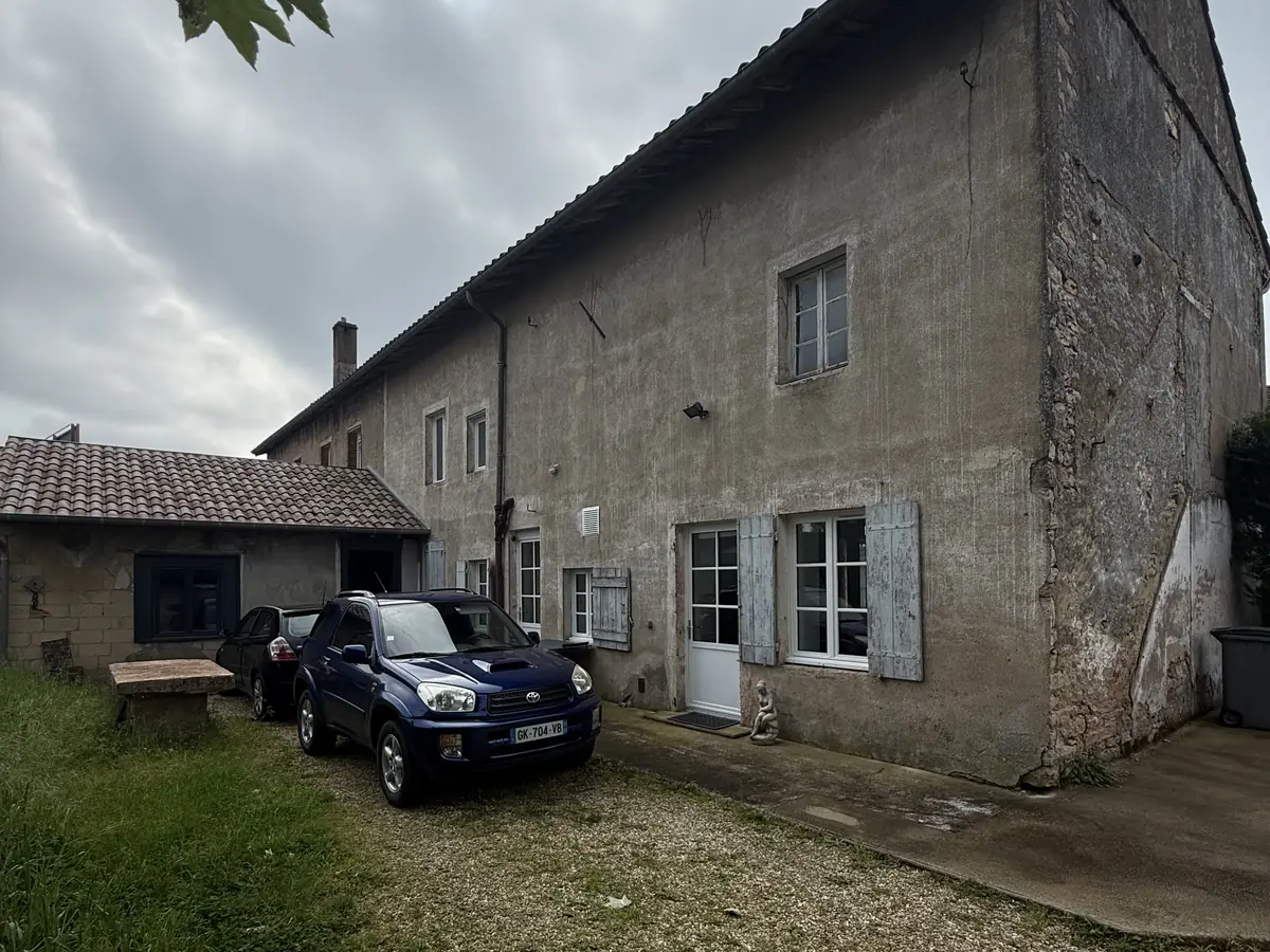Autre façade de la maison en pierre à Attignat, camion NFR devant