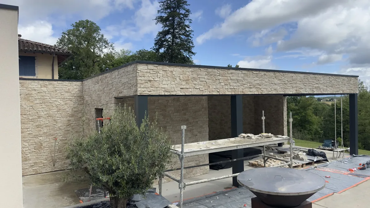 Villa à Buellas habillée d'un parement en pierre claire posé par NFR, pool house et olivier