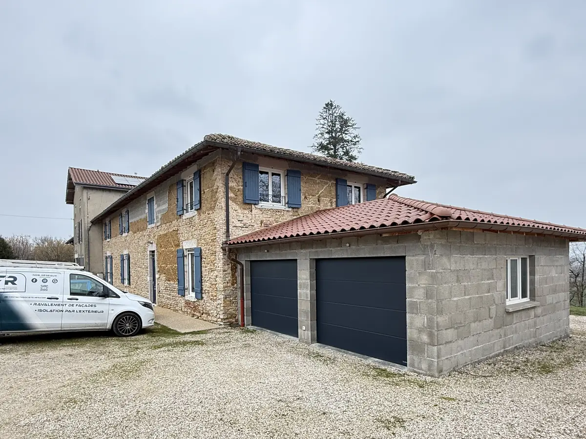 Maison en pierre à Buellas avec garage, visite de chantier NFR