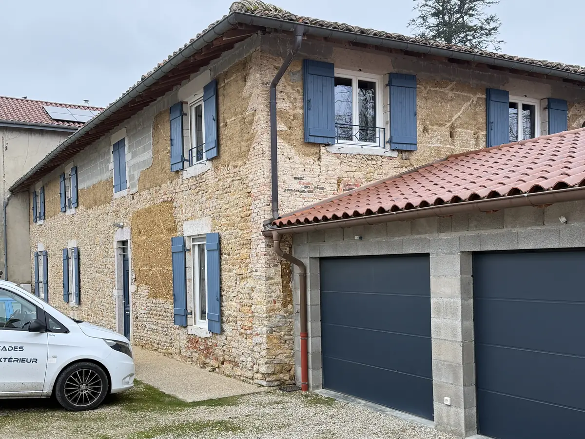 Maison en pierre dorée à Buellas, volets bleus, camion NFR devant le garage