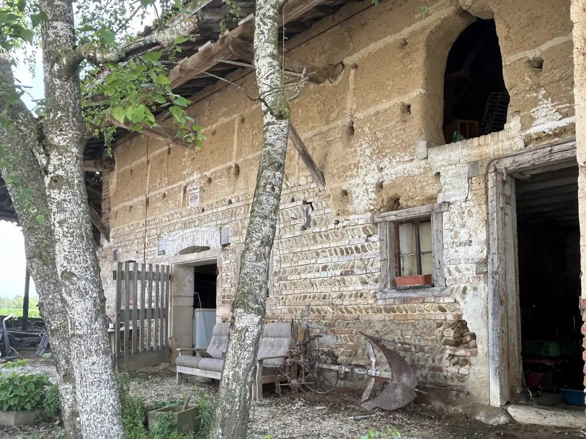 Avant : grange en pisé et briques, enduit tombé, Dombes