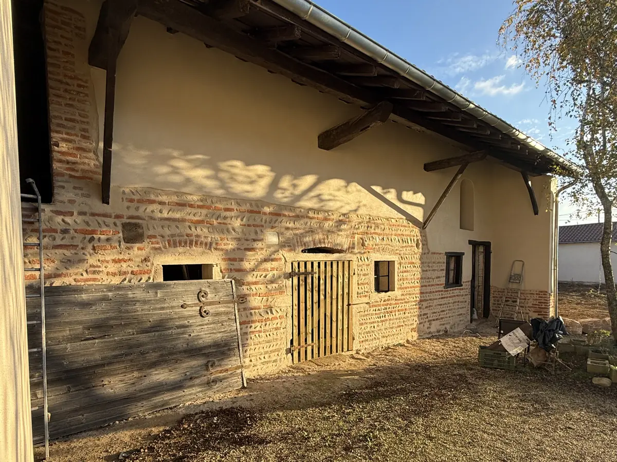 Le même mur de grange enduit par NFR