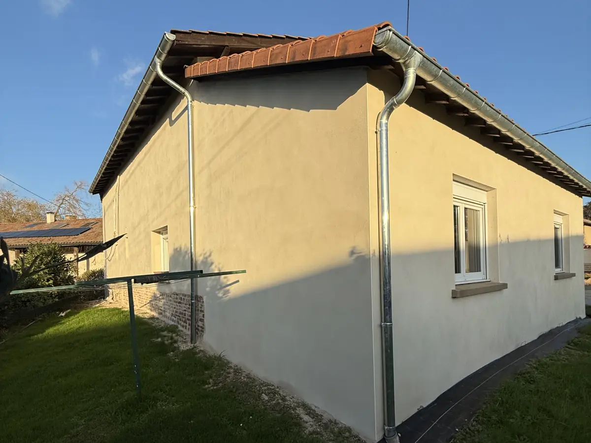 Pignon de grange enduit, gouttières et chéneaux neufs, chantier NFR