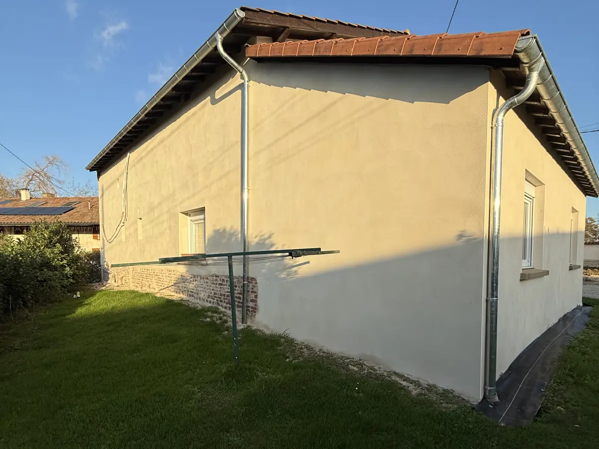 Arrière de la grange en pisé après enduit, chantier NFR