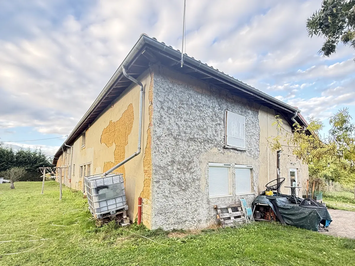 Ferme en pisé à Revonnas, ancien enduit décollé par plaques, pisé apparent