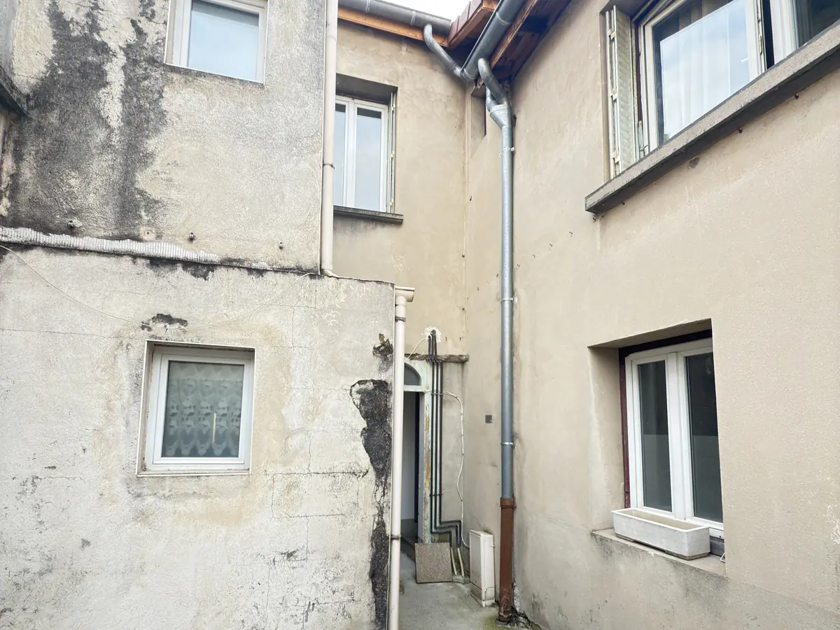 Cour intérieure à Bourg-en-Bresse, façades noircies avant peinture