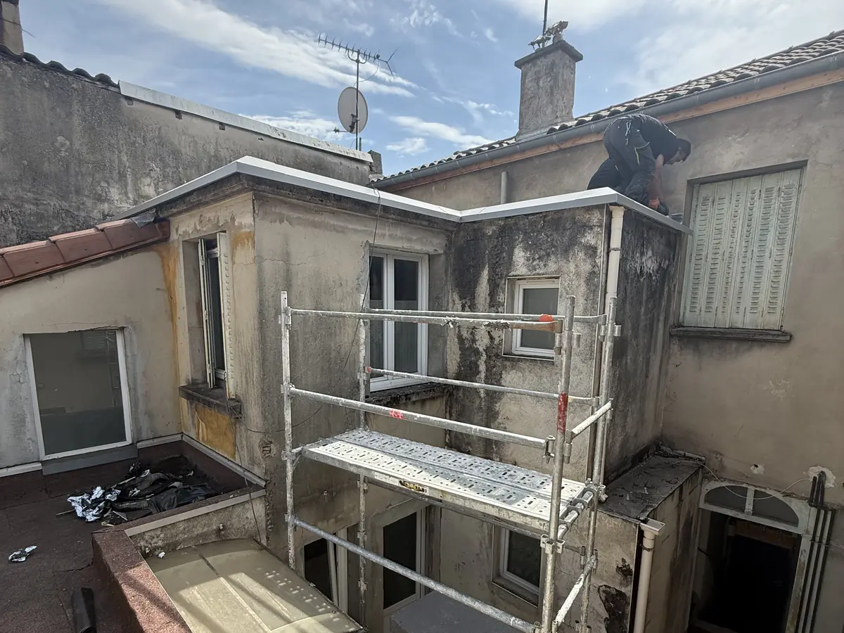 Échafaudage monté dans la cour, chantier de peinture NFR à Bourg-en-Bresse