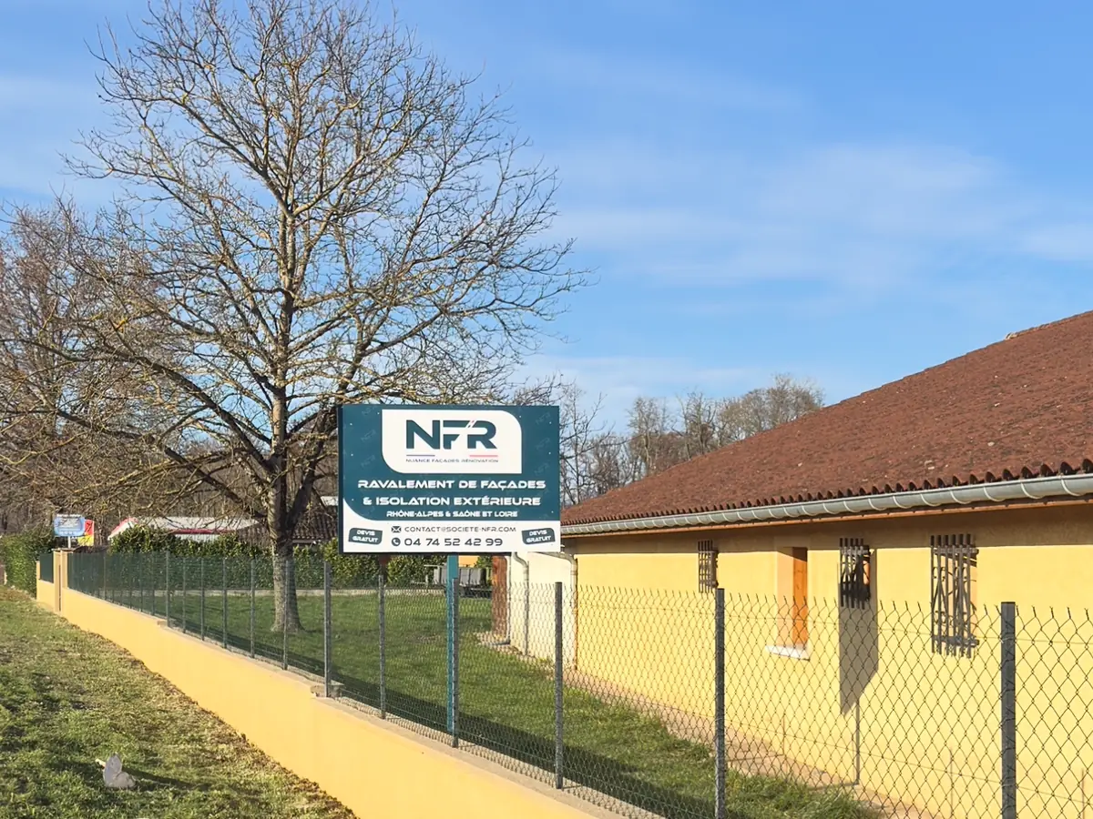 Maison et mur de clôture repeints en jaune à Montagnat, panneau Une réalisation NFR