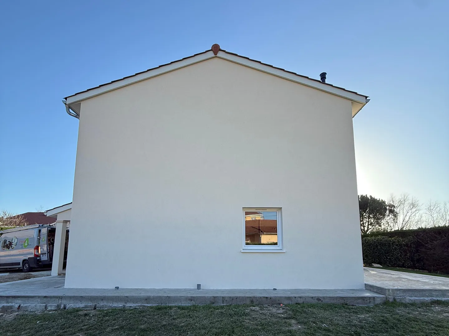 Pignon de la maison ravalée par NFR à Ceyzériat, enduit blanc lisse