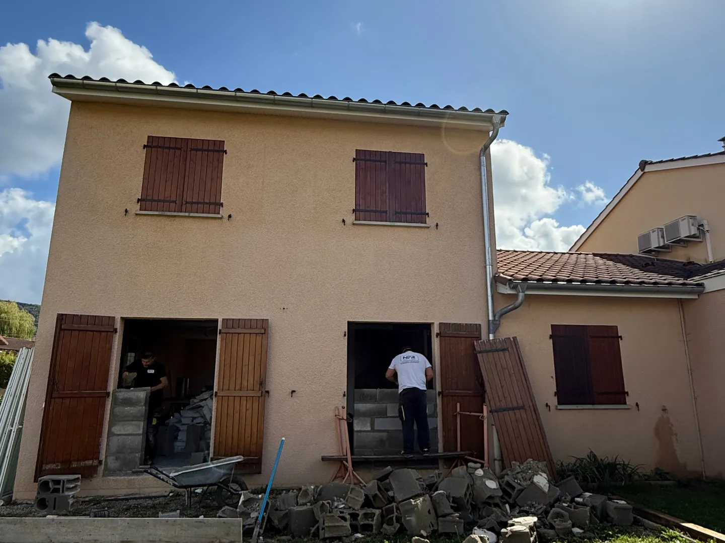 Maison à Ceyzériat avant ravalement, ancien crépi orangé et volets bois