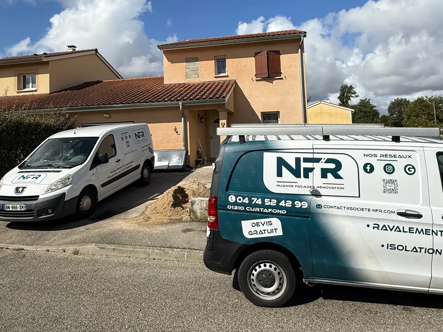 Camionnettes NFR garées devant la maison à ravaler à Ceyzériat
