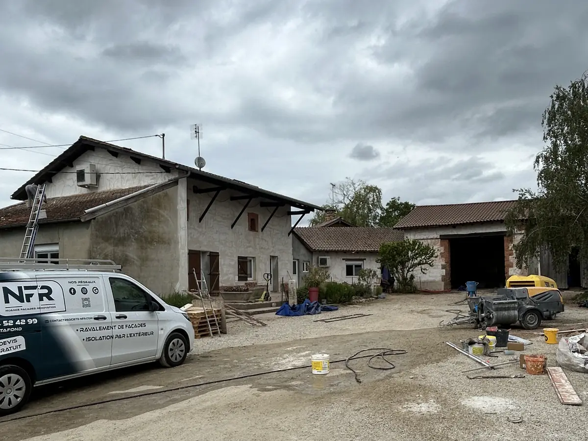 Camion NFR sur un chantier de grange dans la Dombes, murs en cours de reprise