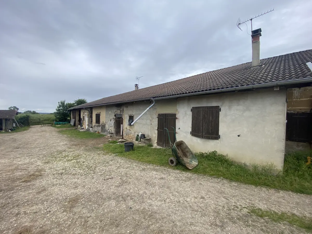 Longère à Saint-Jean-sur-Reyssouze, façade fatiguée avant ravalement