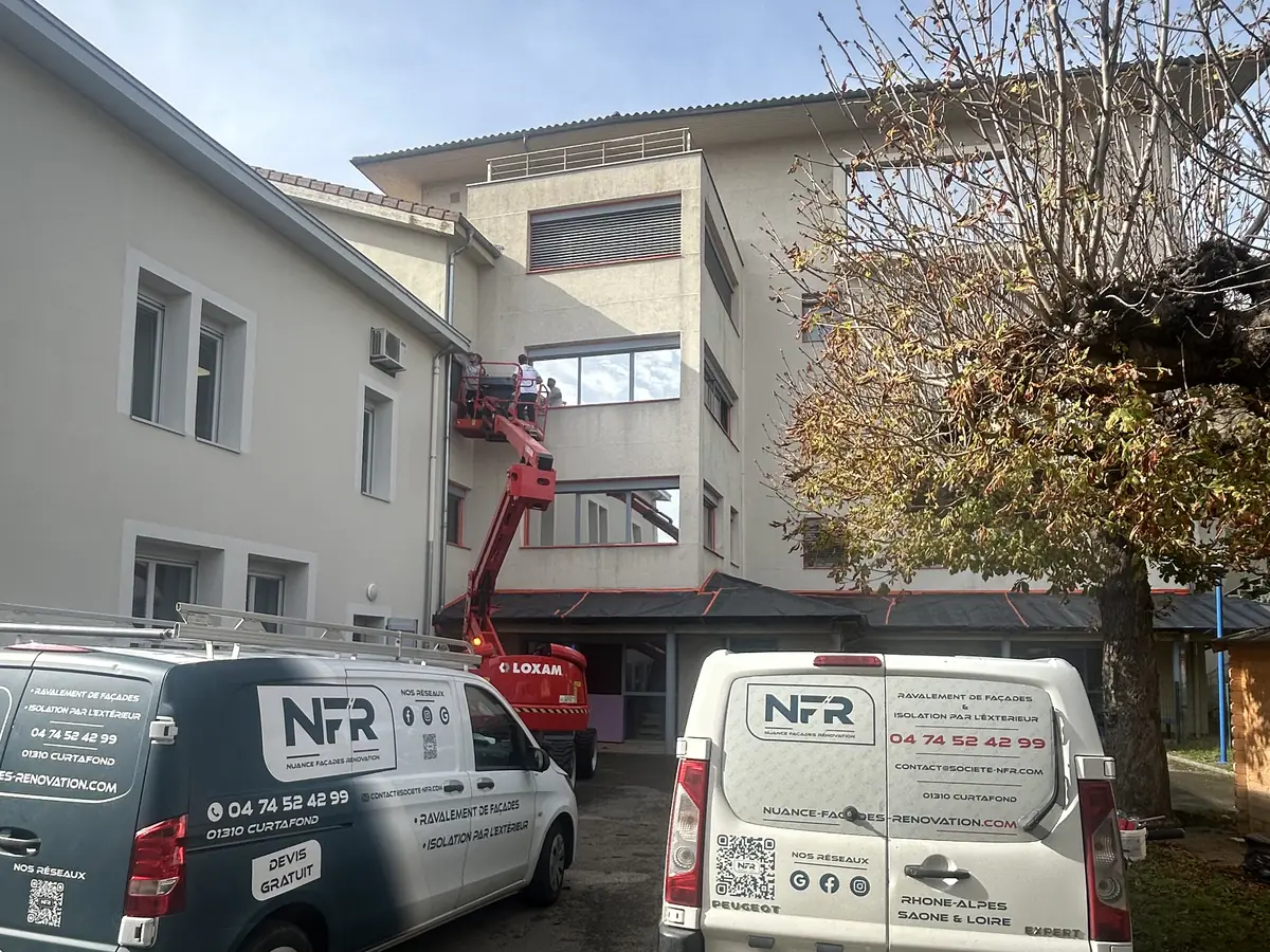 Immeuble à Châtillon-sur-Chalaronne avant ravalement, camions NFR devant