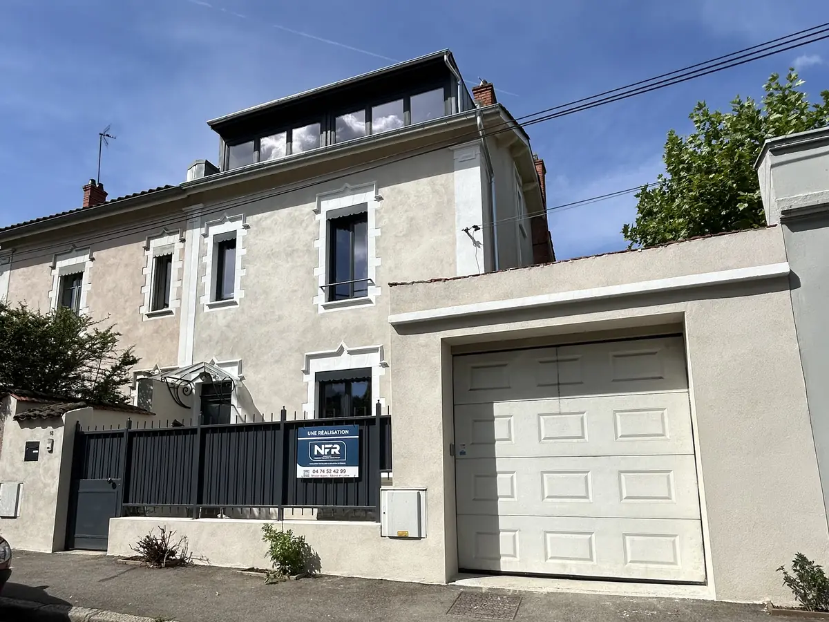 Maison de caractère après ravalement par NFR, enduit clair, encadrements et garage repris
